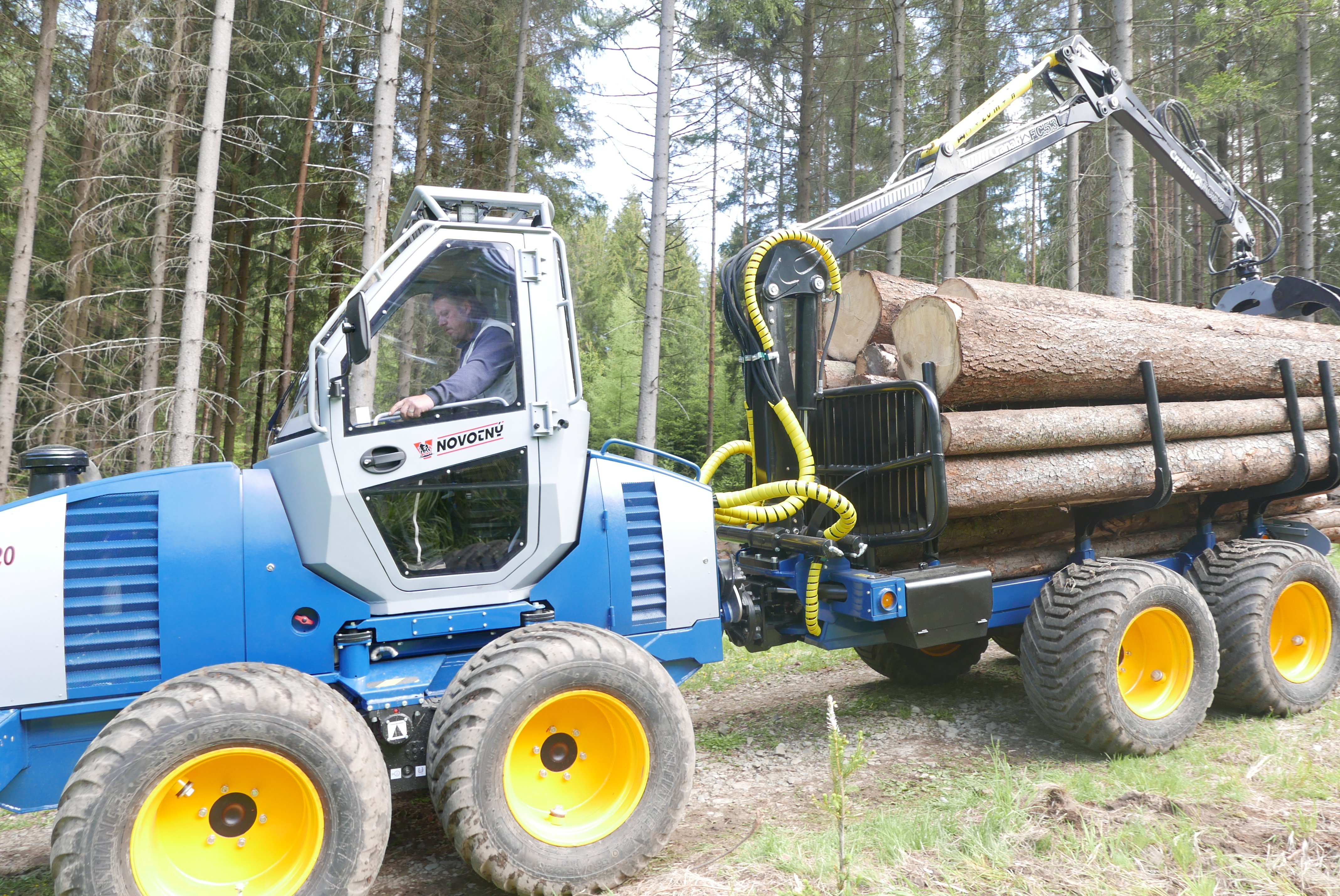 Forwarder compatto Novotný LVS 520 per un lavoro confortevole e sostenibile in foresta.